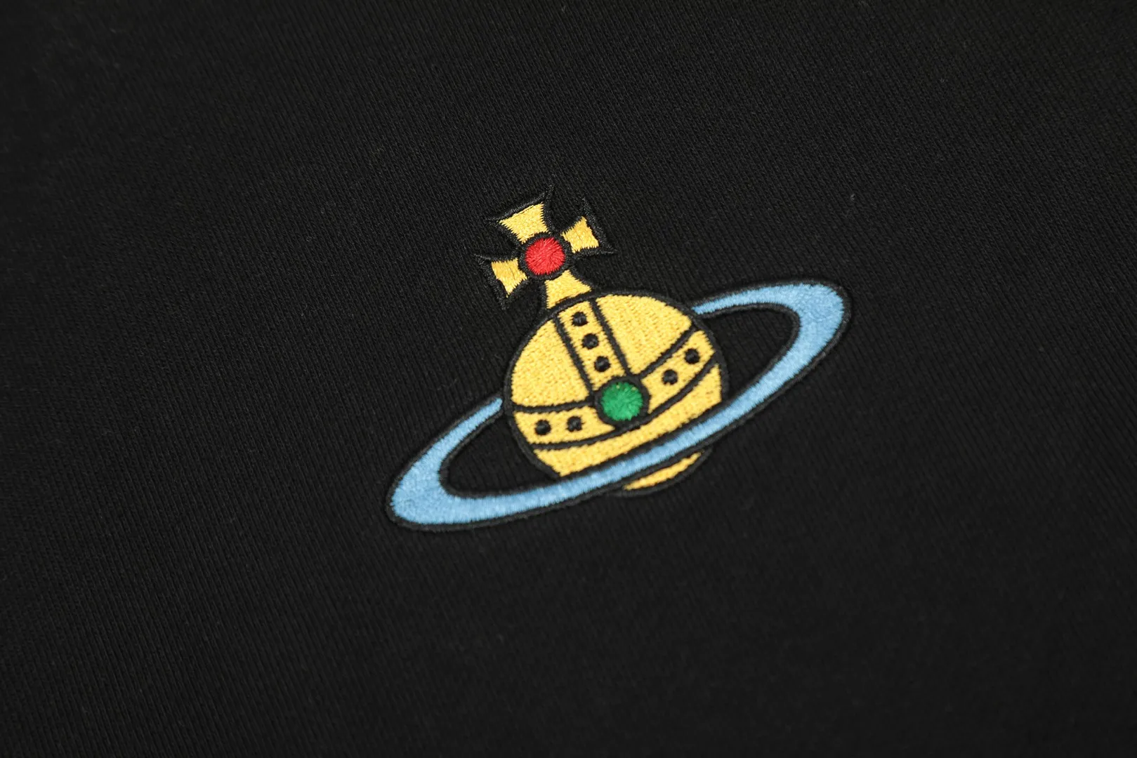 VIVI870# "Exclusive hot style" vivienne west wood West Queen Vivienne Saturn classic winning hooded sweatshirt 2024 top hot style No need to say more, just open the details directly YB mold opening Correct seam collar details ⚠️The authentic product is the seam threaded neckline, there is no collar strip. Our family only makes the right version of the product. We are careful to make sure that the first release of the Queen Mother of the whole network is correct. The entire series of correct accessories and every detail is completely restored. Straight up to full Size: XS-L